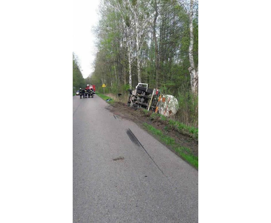 Cysterna z gazem wywróciła się w pobliżu Narewki - droga zablokowana