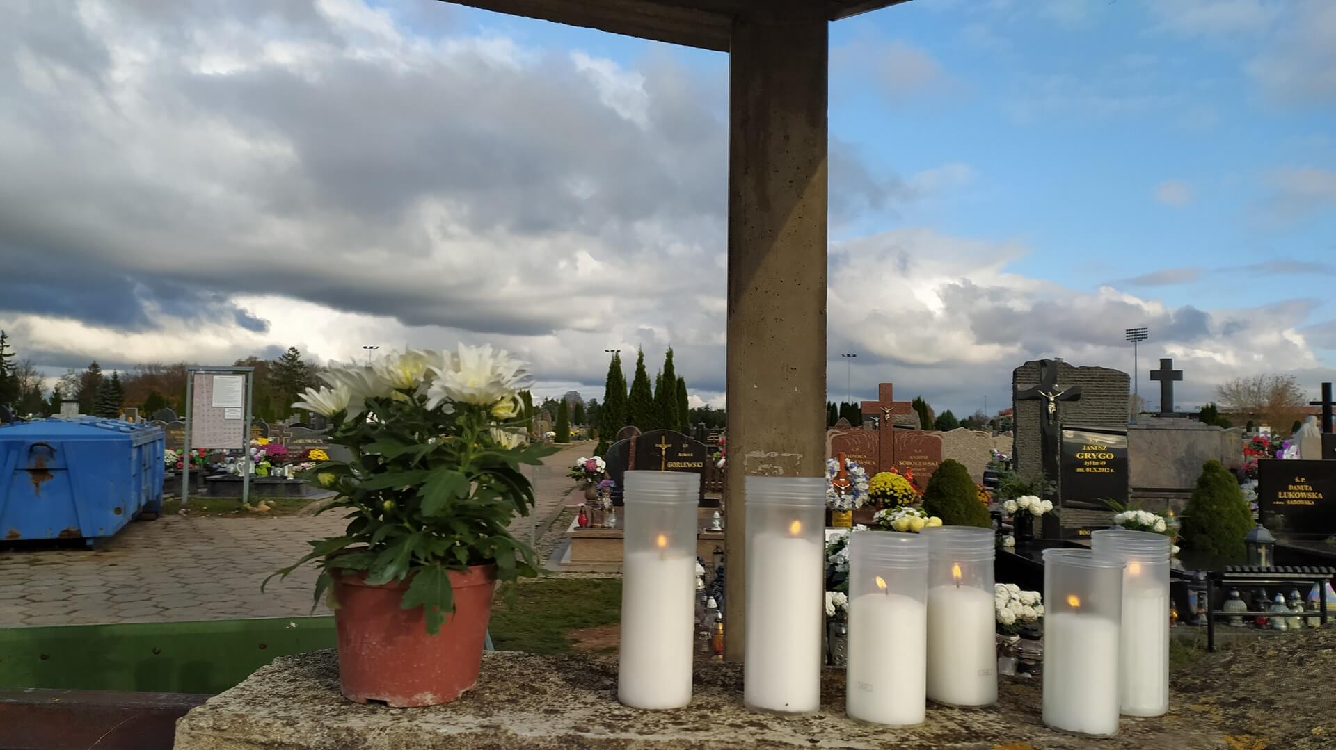 Suwalczanie skarżą się, że  na cmentarzu komunalnym nie świecą się latarnie