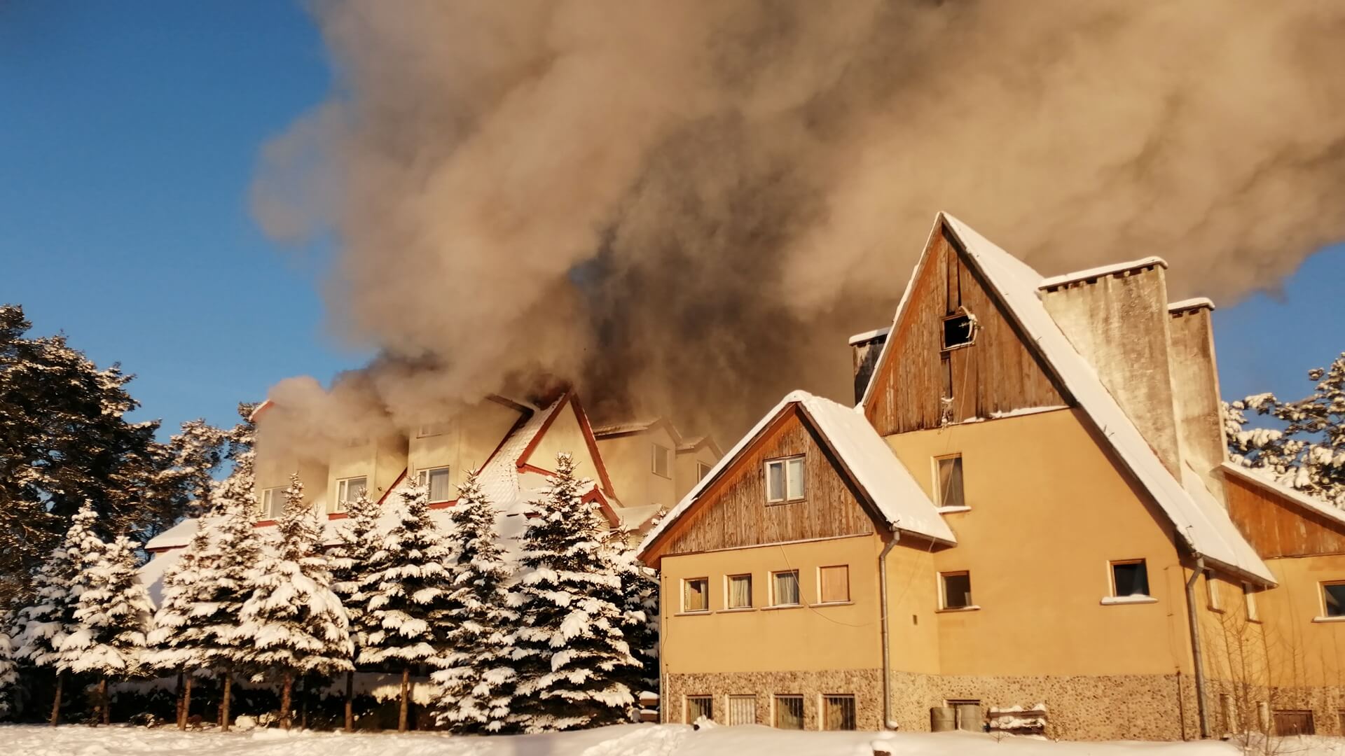 Wciąż nie wiadomo, co było przyczyną pożaru w hotelu w Augustowie [wideo]