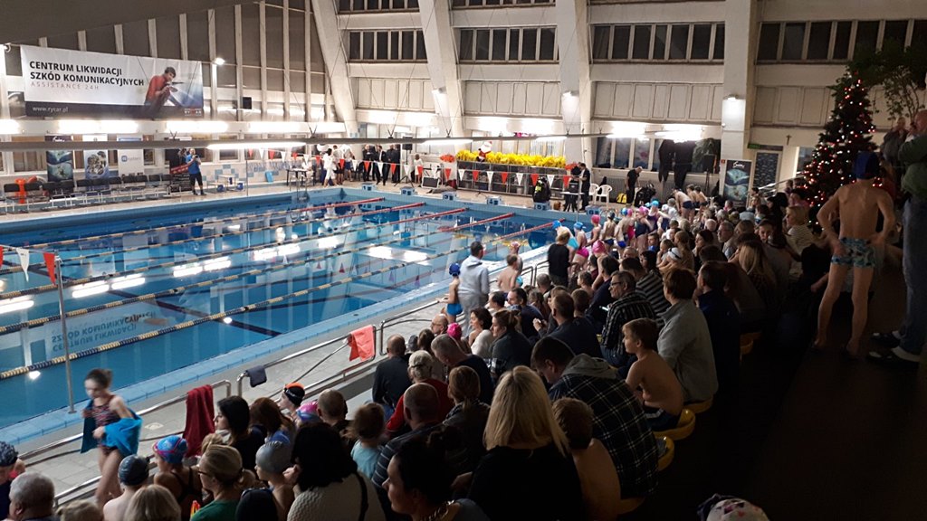 Dzieci z białostockich szkół rywalizowały w mikołajkowych zawodach pływackich