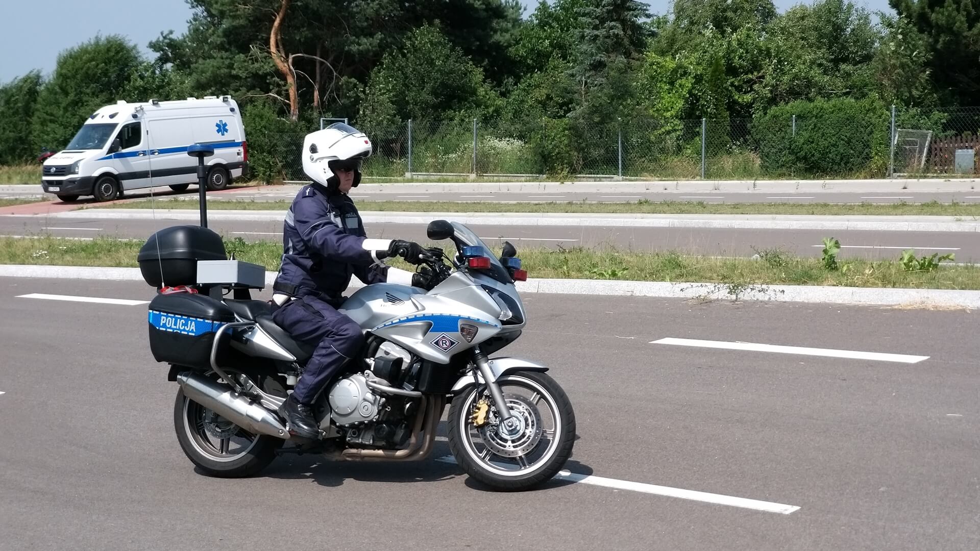 W Białymstoku kilkunastu policjantów wzięło udział w szkoleniu na motocyklach [wideo]