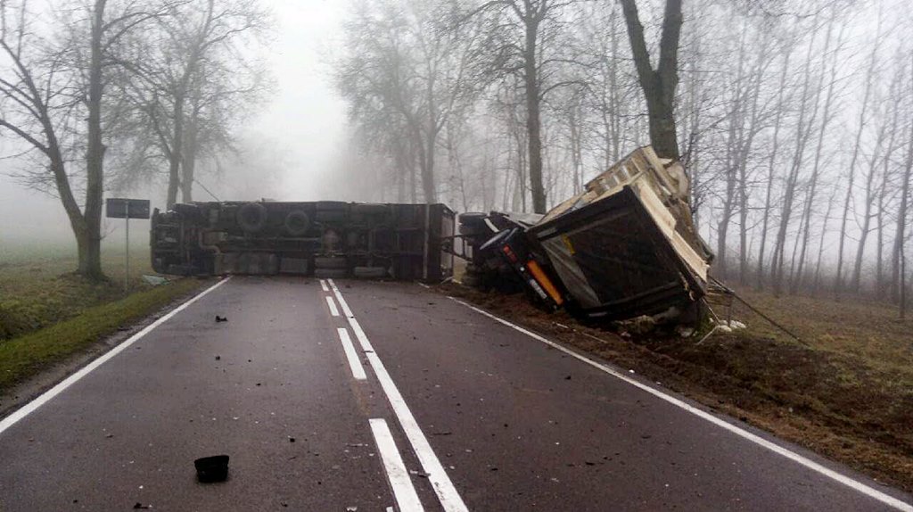 Wypadek w Knorydach - TIR z kurczakami zablokował jezdnię