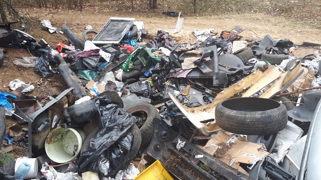 Zderzaki, opony, gazety, telewizor - dzikie wysypisko pod Michałowem