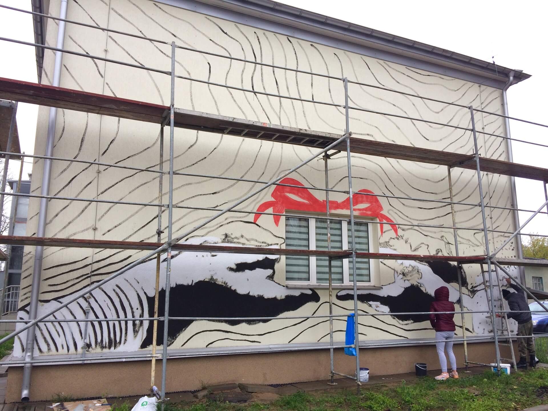 Podopieczni MOPS-u w Mońkach malują mural pod okiem artysty Wiktora Klimaszewskiego