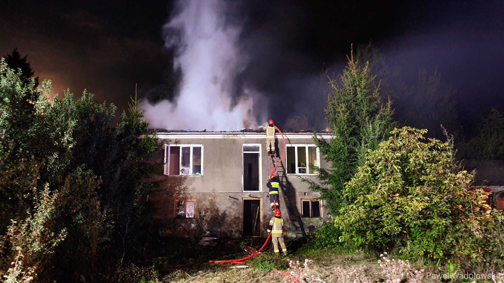 Nocny pożar koło Łomży - palił się pustostan