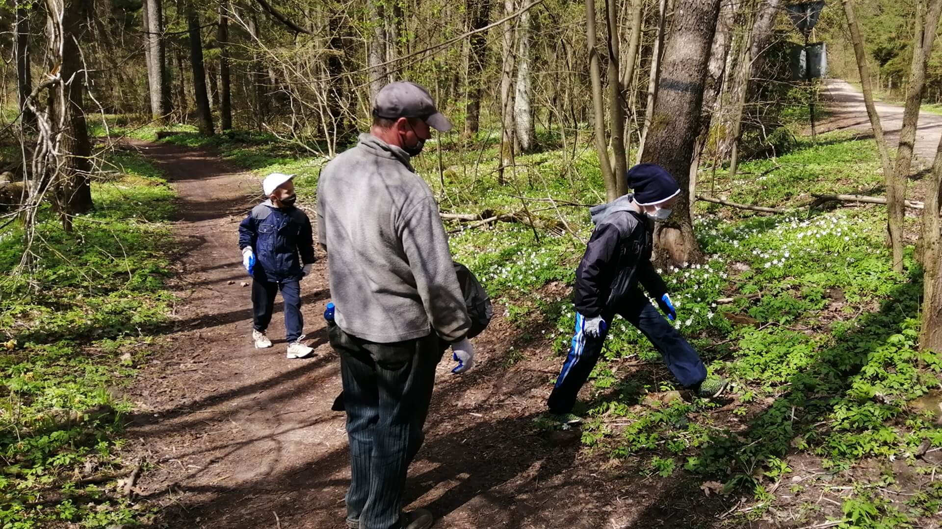 Ponad 30 osób sprzątało śmieci w lesie koło Czarnej Białostockiej - odpowiedzieli na apel 6-latka