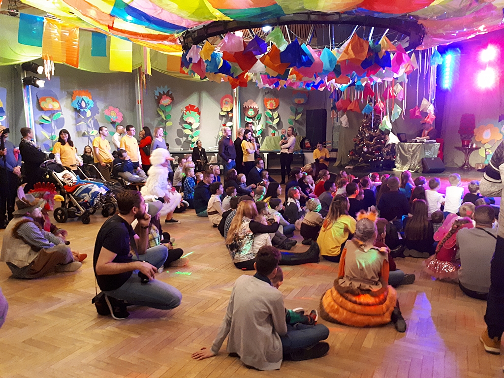 Kilkaset osób na zabawie choinkowej Fundacji "Pomóż Im" w Białymstoku