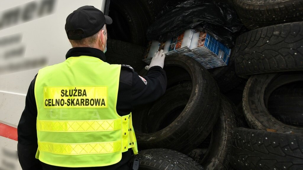 Nielegalne papierosy na przejściu w Budzisku