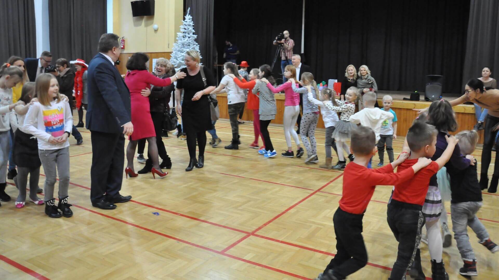 Dzieci z wielodzietnych i ubogich rodzin otrzymały świąteczne paczki