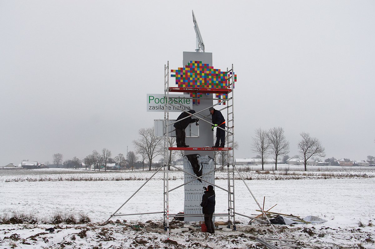 Kolorowy, zasilany energią słoneczną żubr wita podróżnych