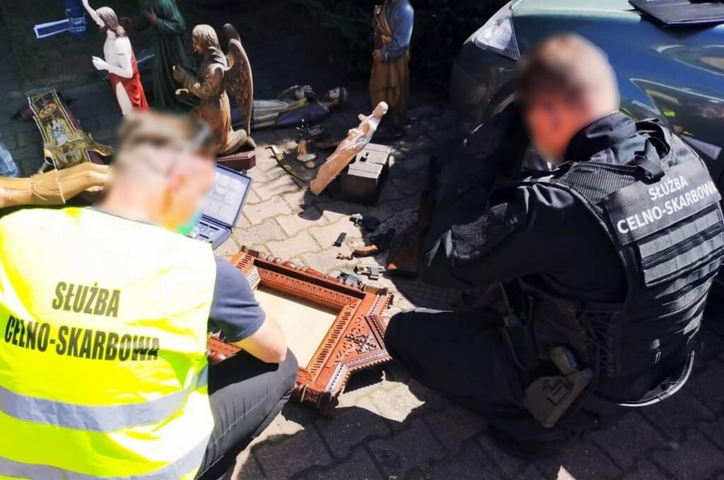 Podlascy policjanci i funkcjonariusze KAS odzyskali przedmioty o dużej wartości historycznej