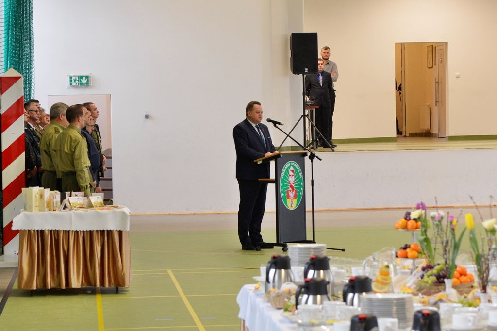 Jarosław Zieliński spotkał się z mundurowymi z Podlaskiego, którzy Wielkanoc spędzą na służbie