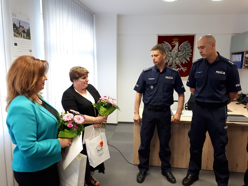 Kasjerka w białostockim banku pomogła udaremnić oszustwo - policja dziękuje