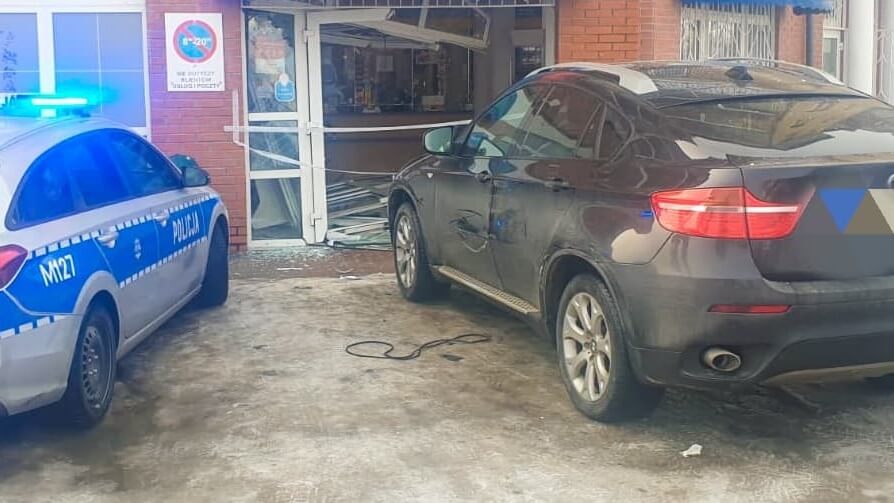 Kierująca BMW kobieta wjechała do jednej z białostockich placówek pocztowych