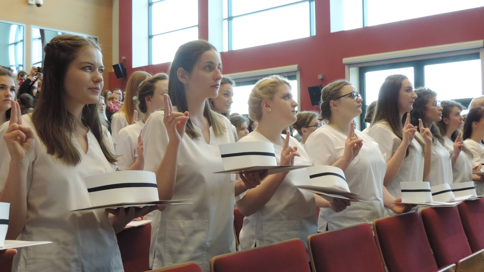 Symboliczne czepki dostali przyszli pielęgniarze i pielęgniarki w Łomży [zdjęcia]