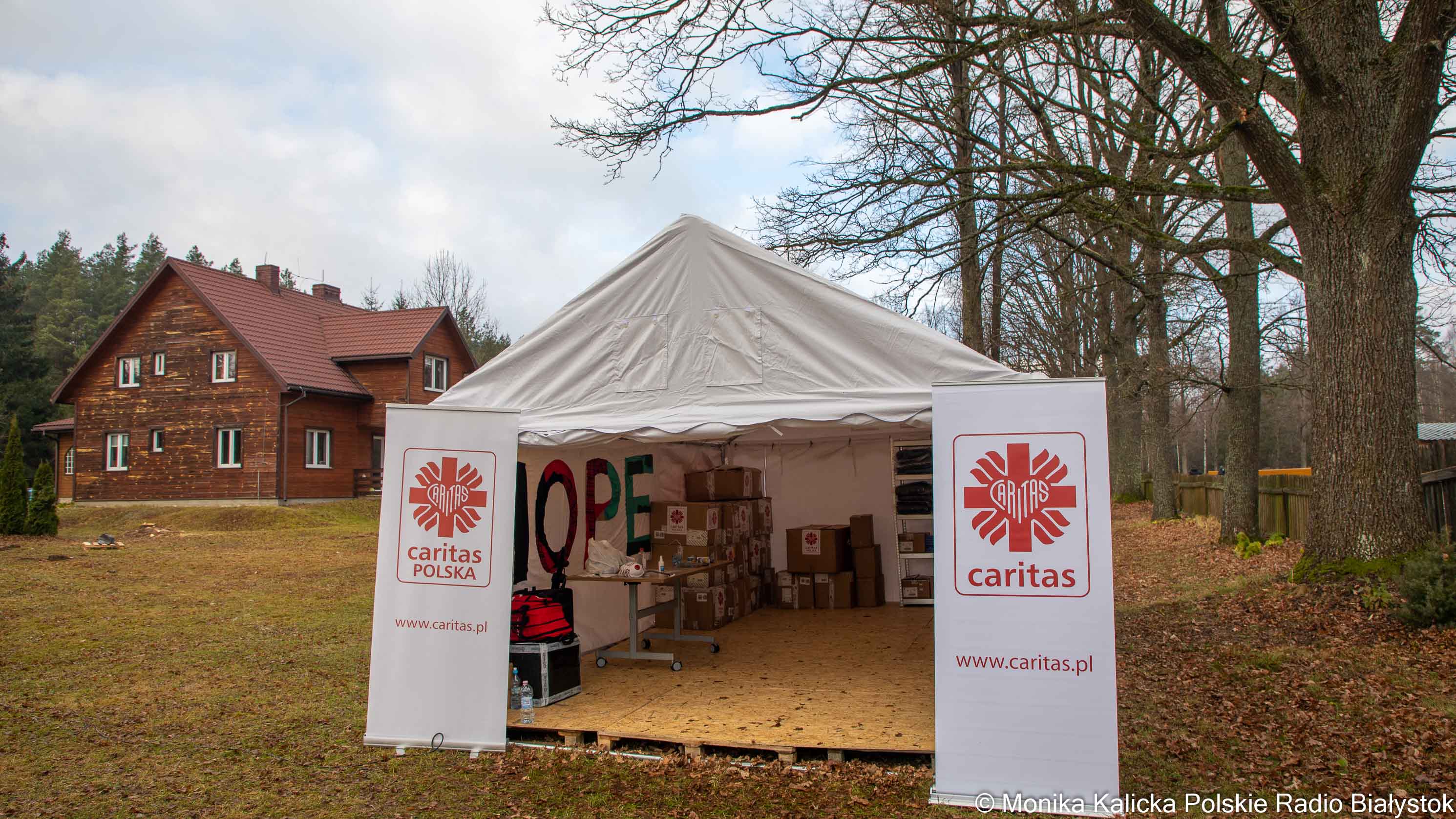 Caritas Polska zorganizowała kilka Namiotów Nadziei - miejsc pomocy migrantom [zdjęcia]