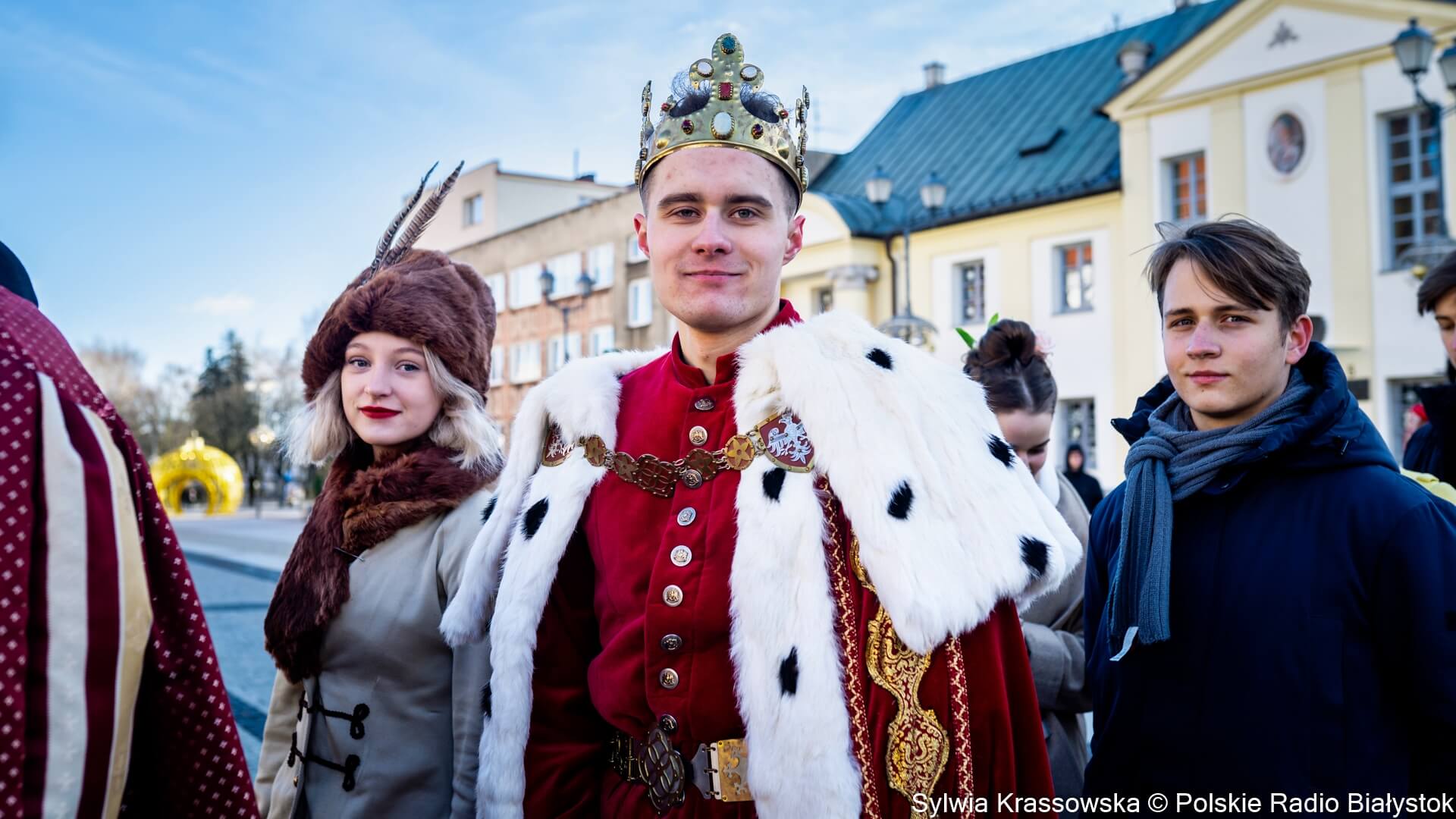Maturzyści odtańczyli poloneza w centrum Białegostoku [zdjęcia]