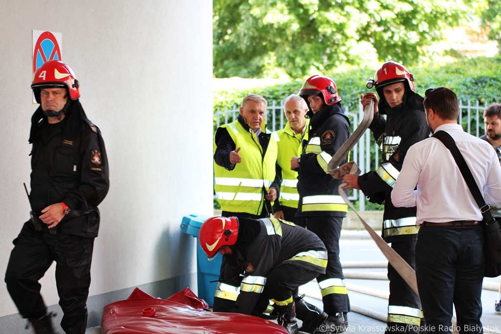 Ćwiczenia na wypadek powodzi w Białymstoku – ewakuacja ludzi i zabezpieczanie budynków przed zalaniem [zdjęcia]