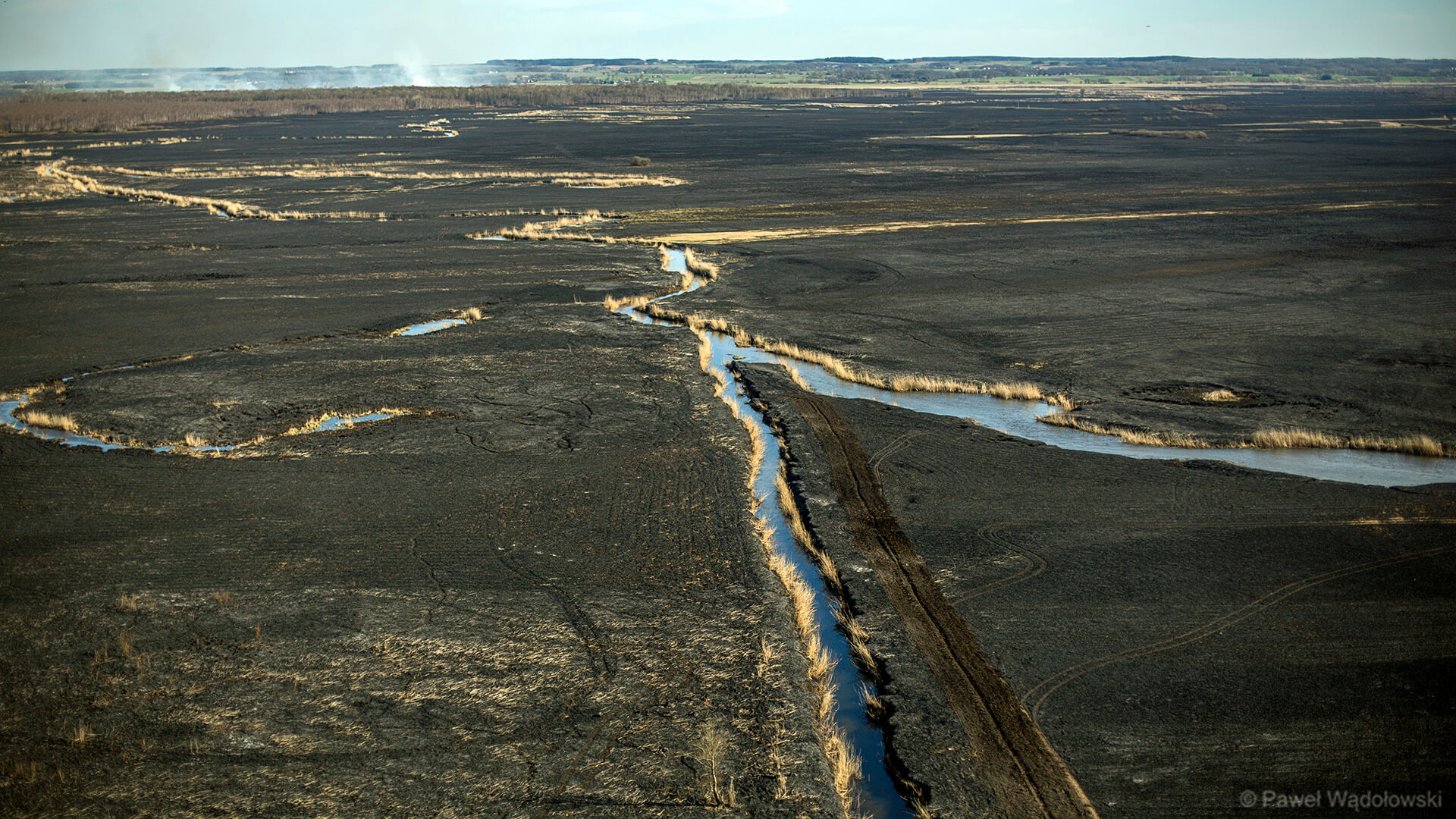 Kończy się akcja gaśnicza w Biebrzańskim Parku Narodowym. Straż dozoruje pożarzysko [wideo]