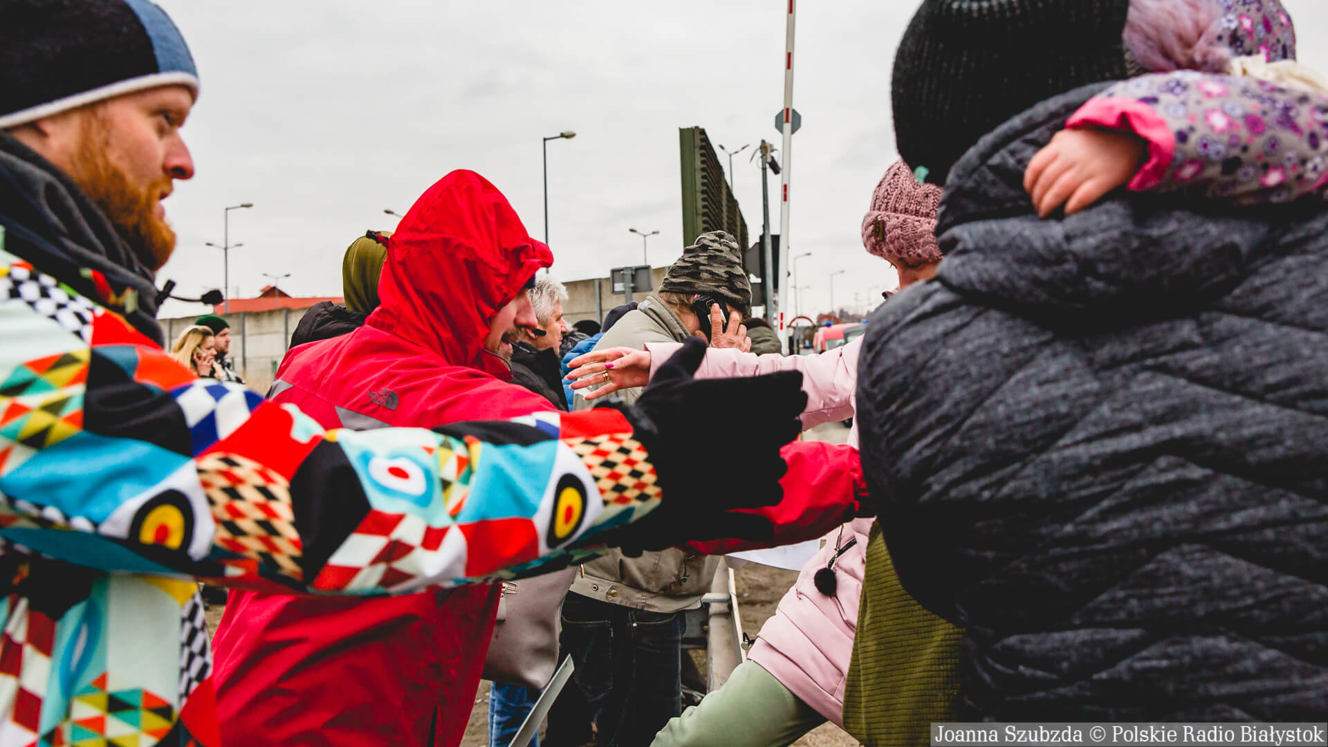 Wolontariusze pomagają uchodźcom na polsko-ukraińskim przejściu w Hrebennem [zdjęcia, wideo]