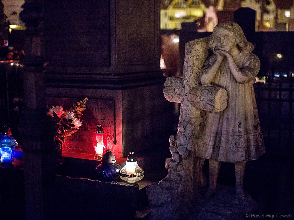 Litewskie Zaduszki i palenie starych drewnianych krzyży na cmentarzu w Puńsku