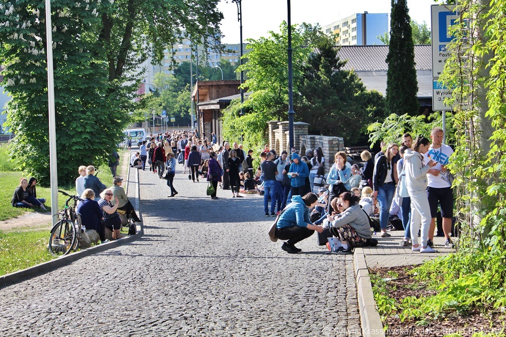 Niektórzy spędzili tu całą noc – setki osób przed OiFP w kolejce po bilety za 300 groszy