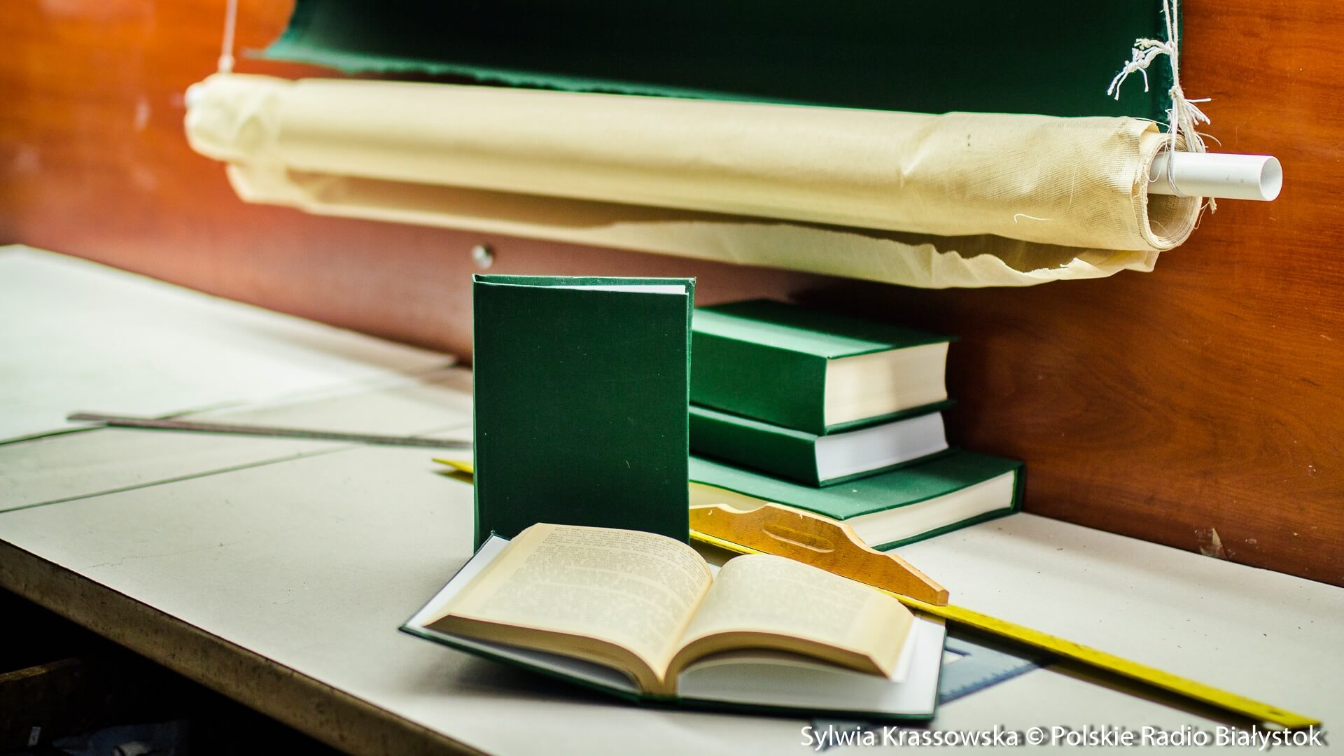 Czytelnictwo to jeden z elementów resocjalizacji - zaglądamy do wypożyczalni i introligatorni białostockiego AŚ