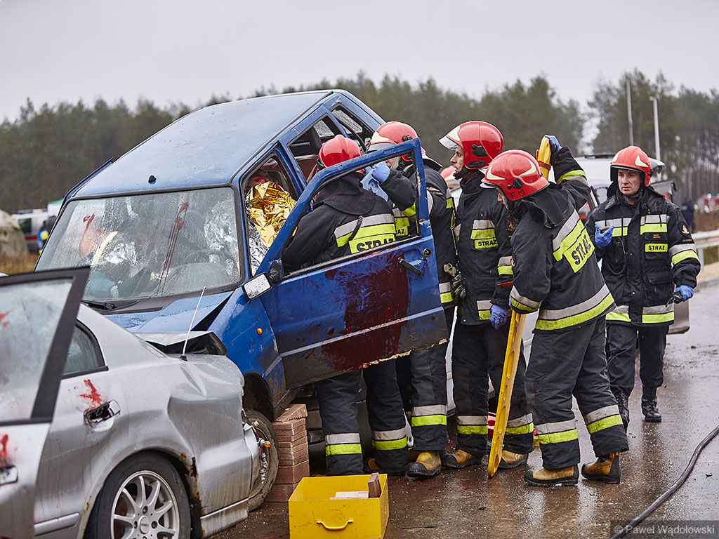 Karambol na S8 – podlascy strażacy, policjanci i ratownicy ćwiczyli na wypadek katastrofy komunikacyjnej