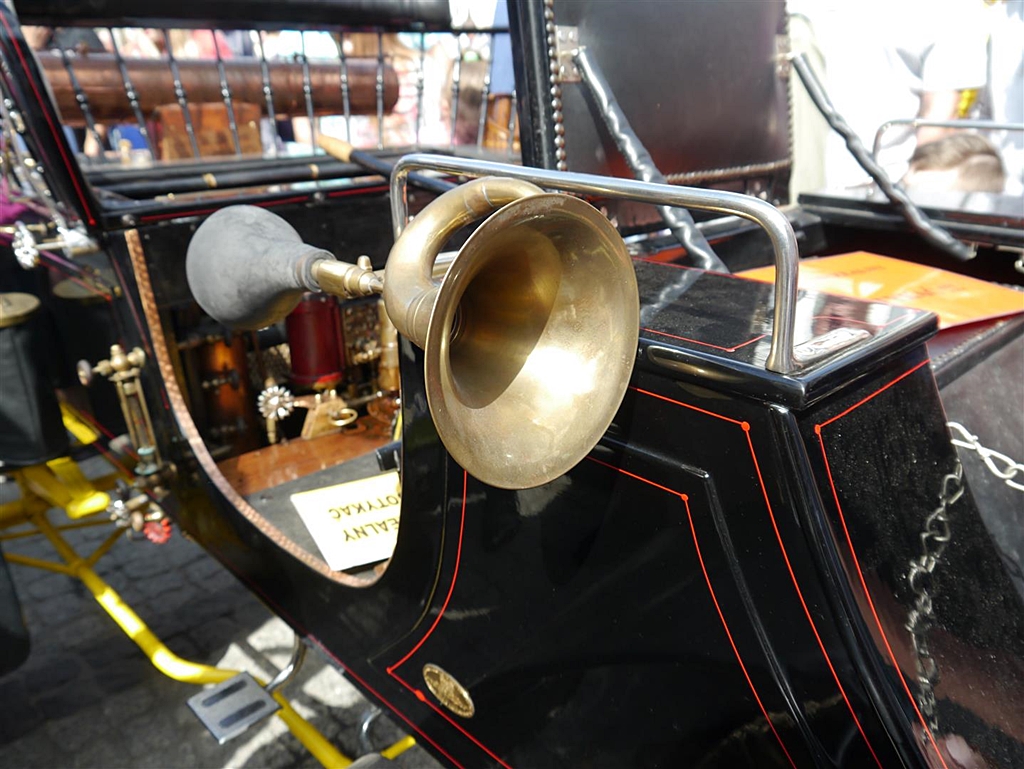 Zabytkowe samochody odwiedziły m.in. Suwałki i Augustów [zdjęcia]