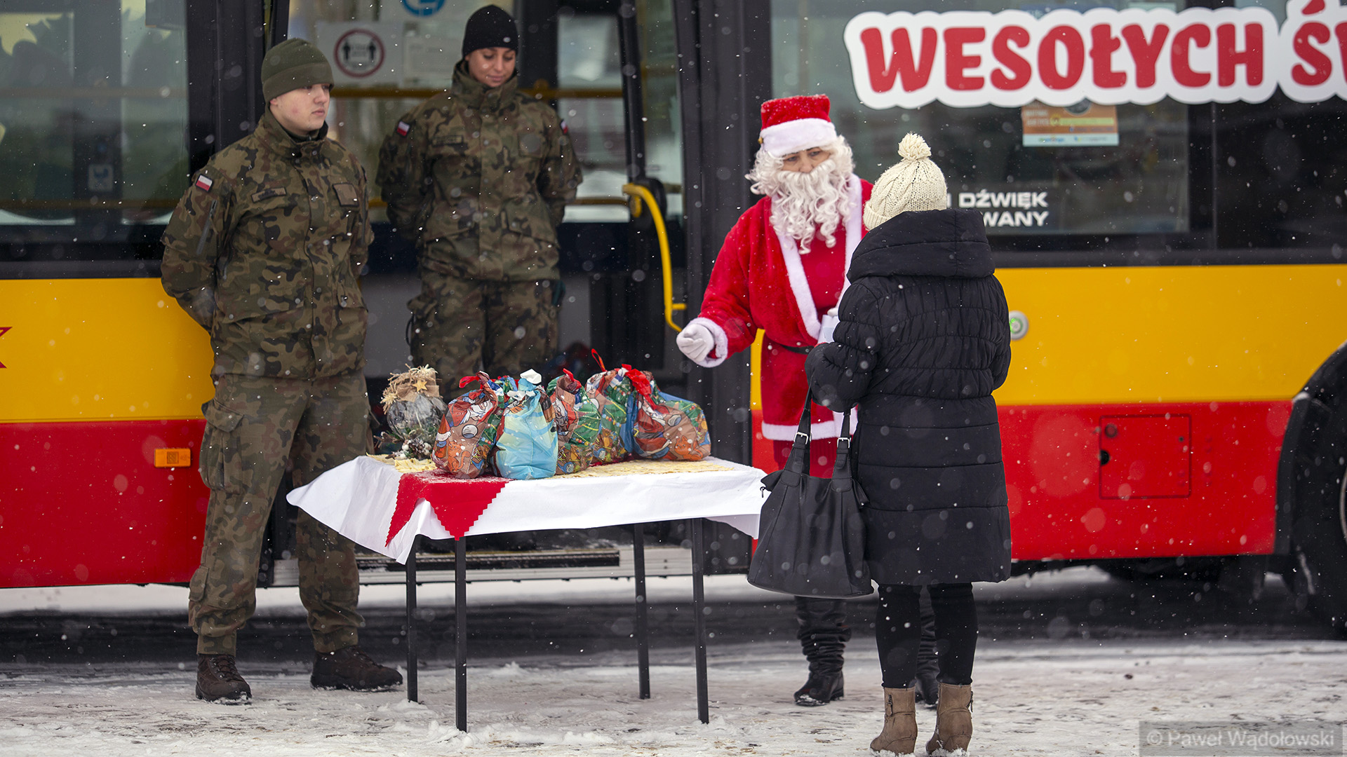 Łomżyński Wigilijny Stół objechał miasto ze świątecznymi posiłkami [zdjęcia]
