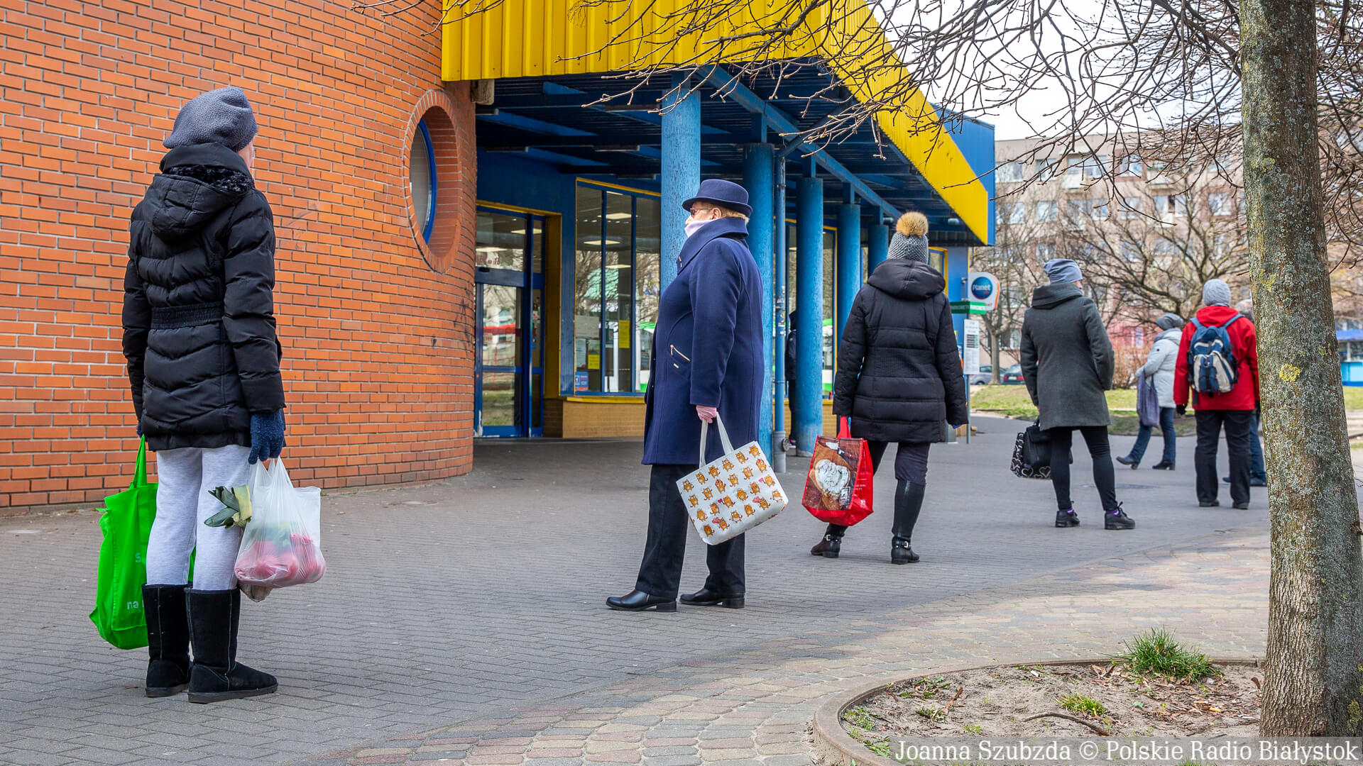 Puste parki i kolejki przed sklepami w Białymstoku [zdjęcia]