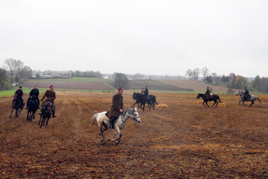 Ułańska pogoń za lisią kitą – myśliwi i jeźdźcy obchodzili swoje święto w Pietkowie [zdjęcia, wideo]