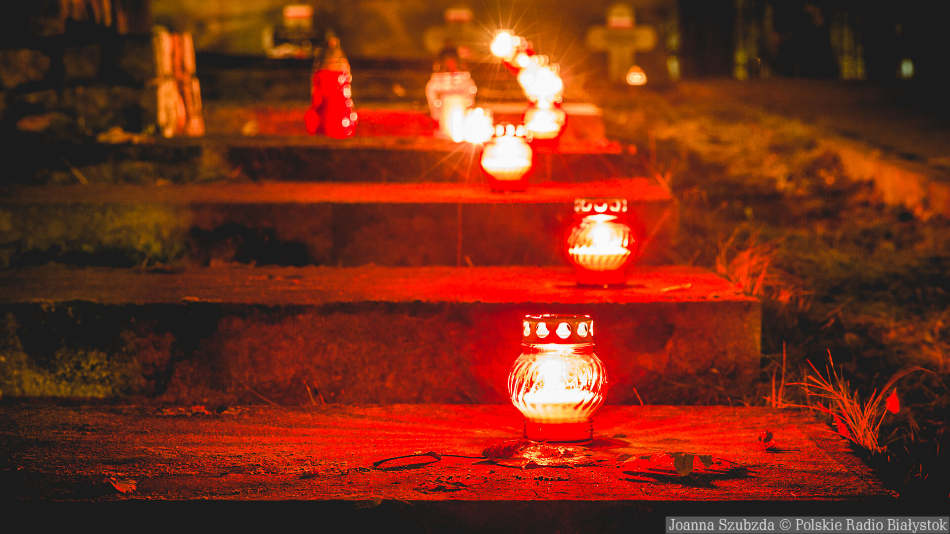 Duży ruch na białostockich cmentarzach - odwiedzamy groby bliskich przed świętami