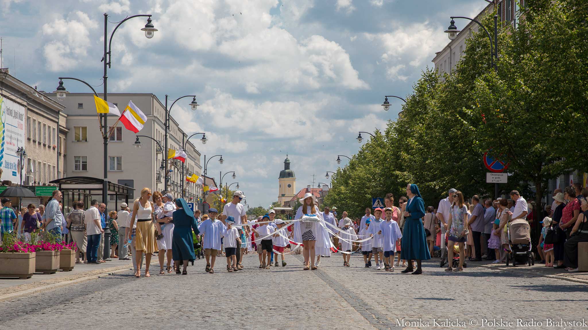 Kościół obchodzi święto Bożego Ciała - ulicami Białegostoku przeszła procesja [zdjęcia, wideo]