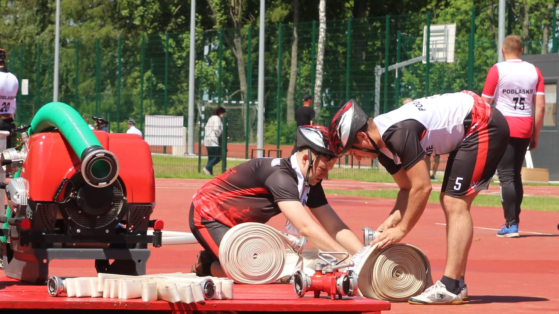 Tor przeszkód, wspinanie po drabinie i ćwiczenia bojowe, czyli mistrzostwa województwa w sporcie pożarniczym