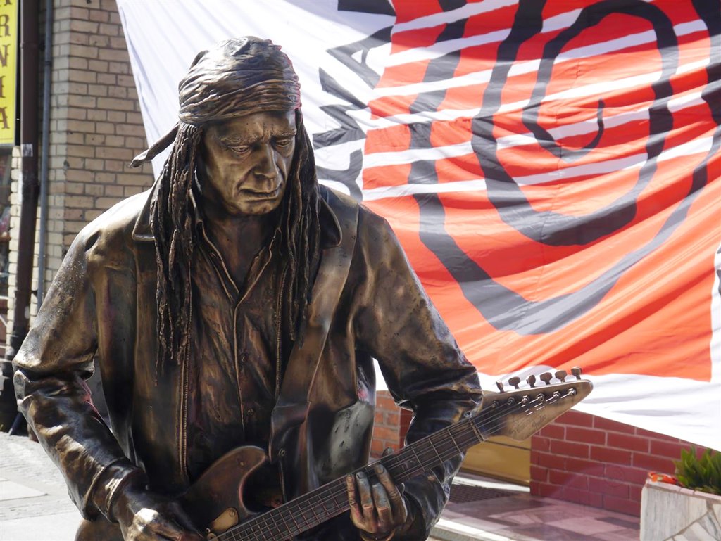 Wandale uszkodzili ławeczkę bluesmana. Wyrwali mu struny z gitary