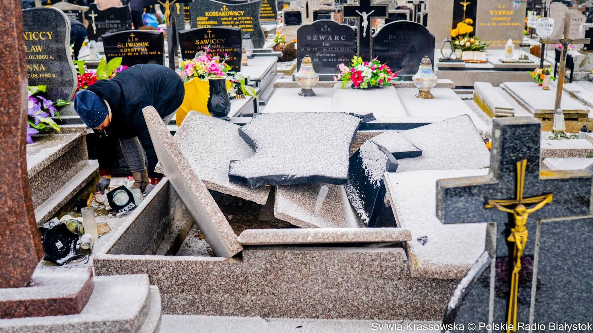 Mieszkańcy Tykocina pomagają w sprzątaniu cmentarza po ostatnich wichurach [zdjęcia, wideo]