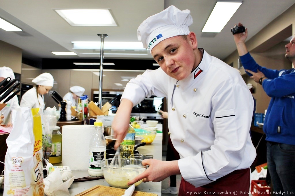 Uczniowie walczyli w konkursie i gotowali tradycyjne regionalne potrawy [zdjęcia]