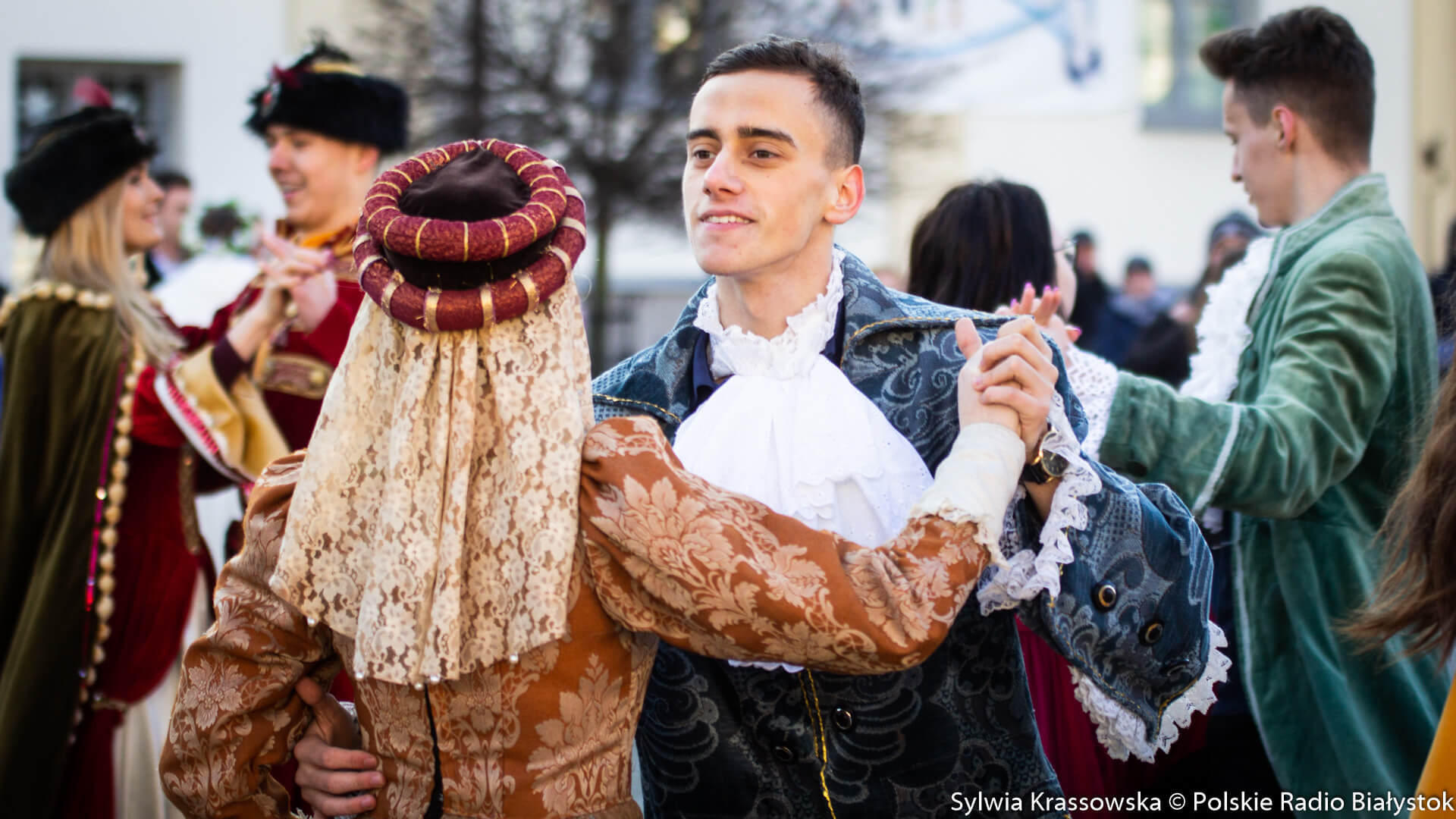 Studniówka Miejska - młodzież zatańczyła poloneza w centrum Białegostoku [zdjęcia]