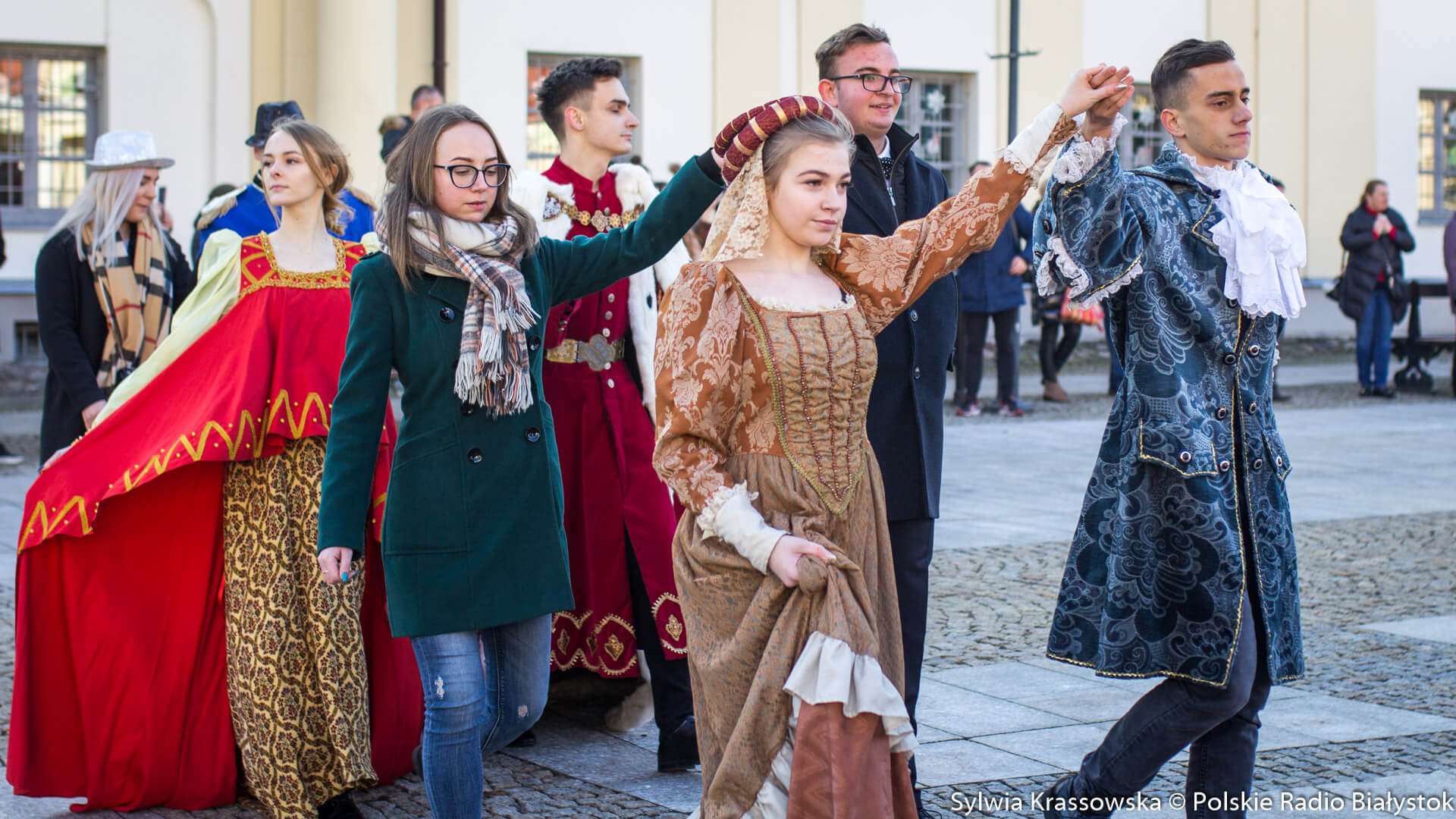 Studniówek nie będzie. Uczniowie liczą, że w czerwcu uda się zorganizować bale pomaturalne
