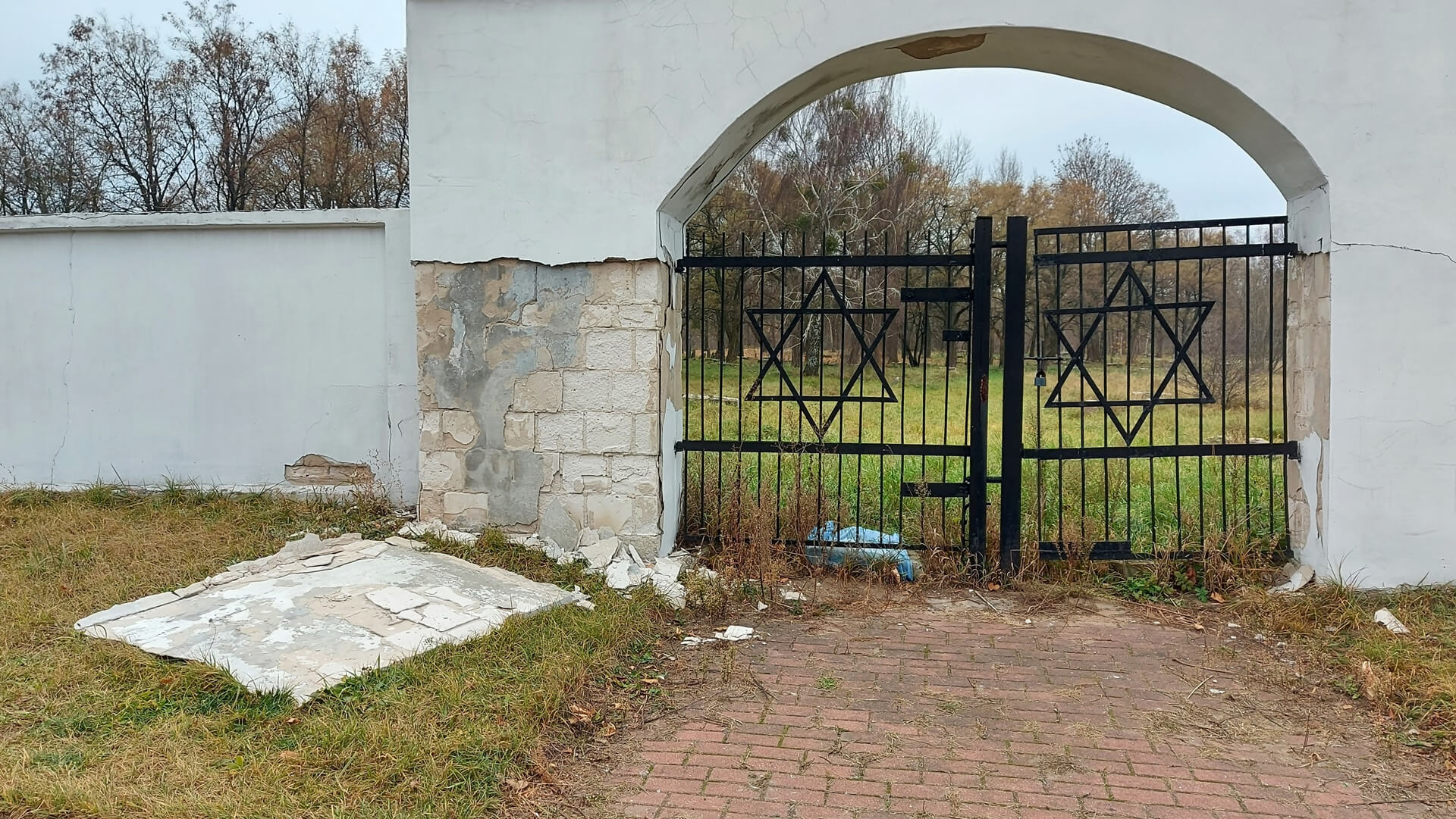 Będzie remont zniszczonego ogrodzenia na cmentarzu żydowskim w Białymstoku