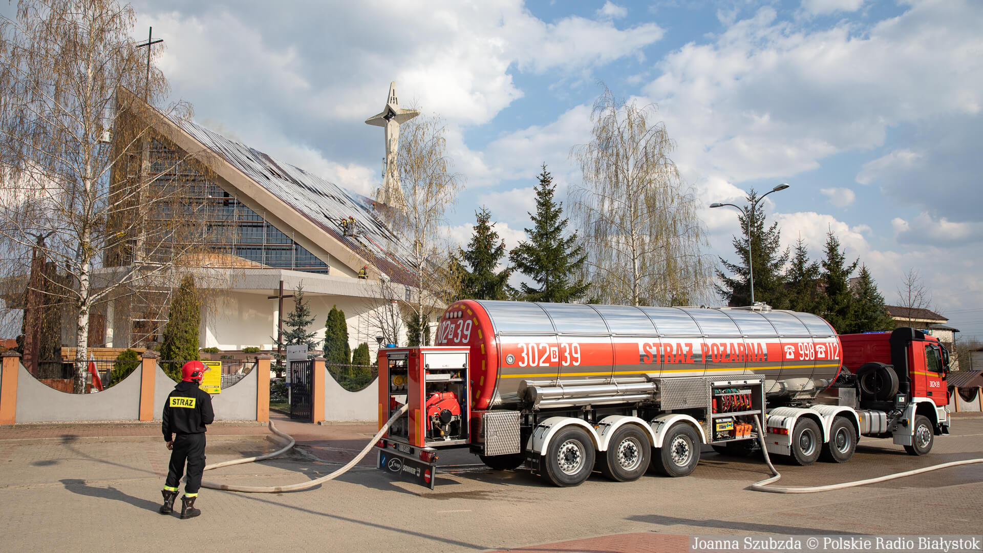 Strażacy: doszło do zaprószenia ognia w trakcie prac na dachu kościoła pw. M. M. Kolbego