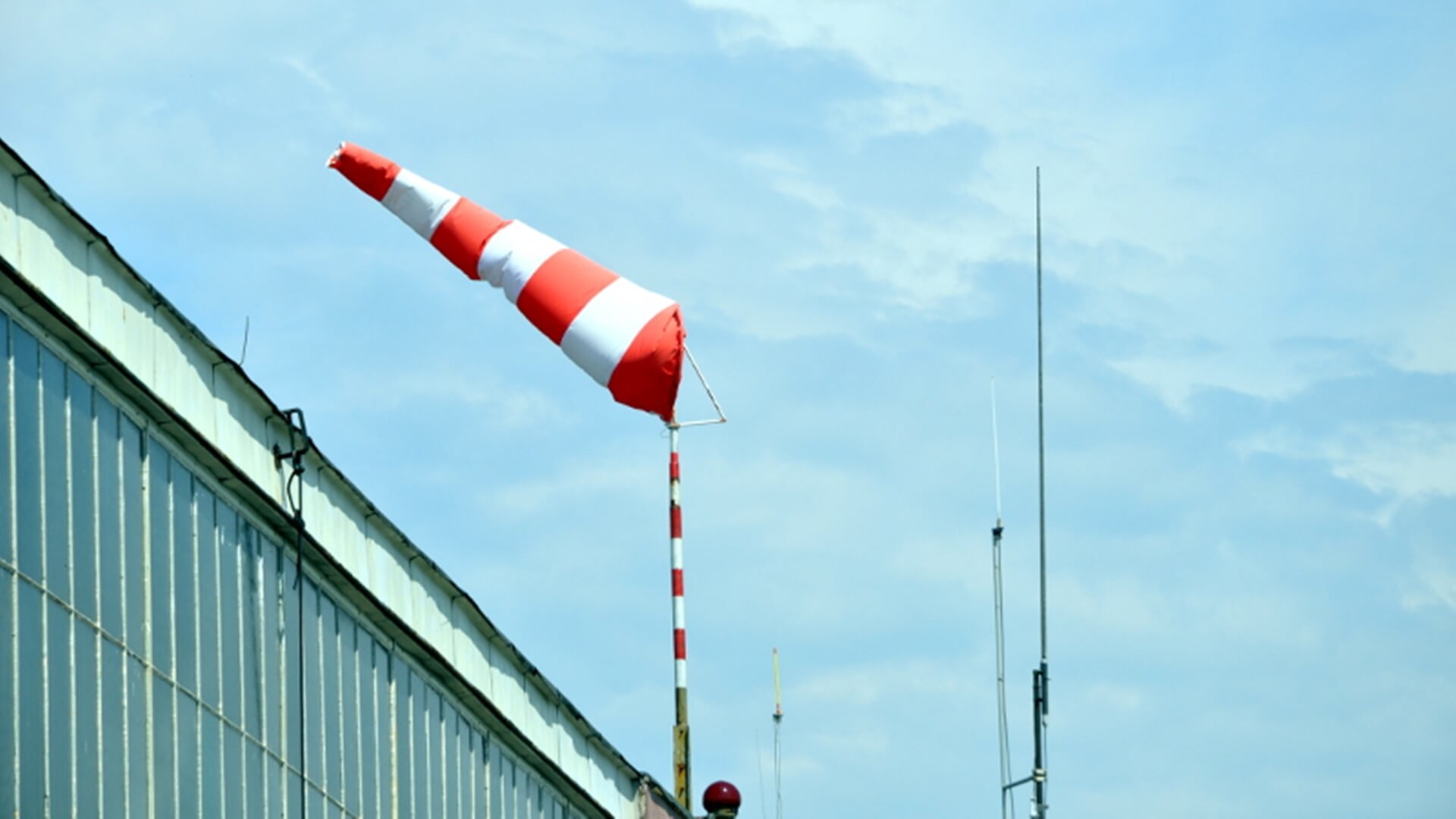 Białostoczanin testował samochód na płycie lotniska i zniszczył pas startowy - grozi mu do 5 lat więzienia