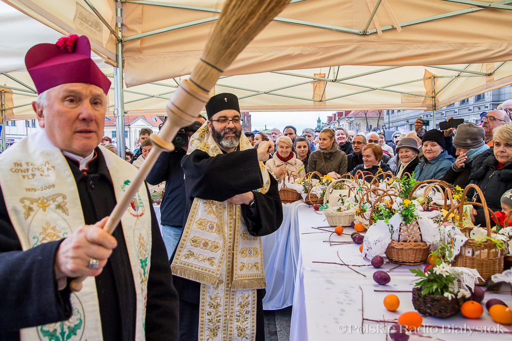 Święcenie pokarmów na stadionie miejskim i na Rynku Kościuszki w Białymstoku