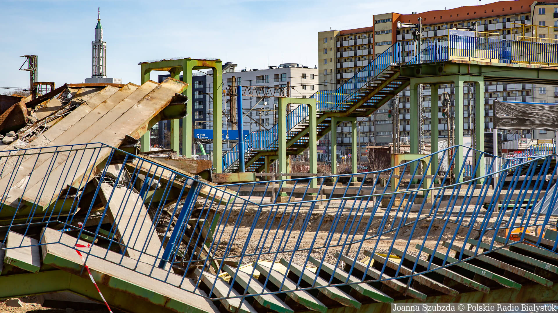 Rozbiórka jednej z kładek dla pieszych na białostockim dworcu PKP [zdjęcia, wideo]