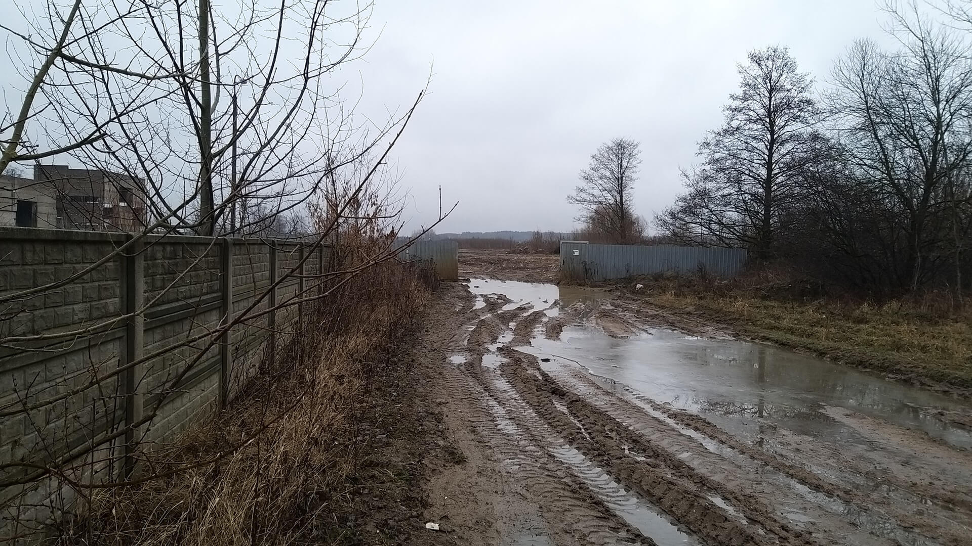 Nielegalnie zakopane odpady na jednej z działek w Białymstoku