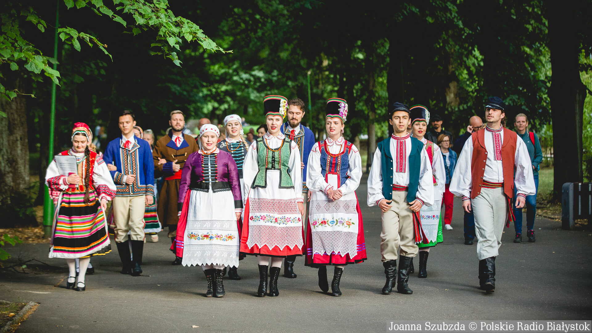 Spacer z grupą ZPiT "Kurpie Zielone" ulicami Białegostoku [zdjęcia, wideo]
