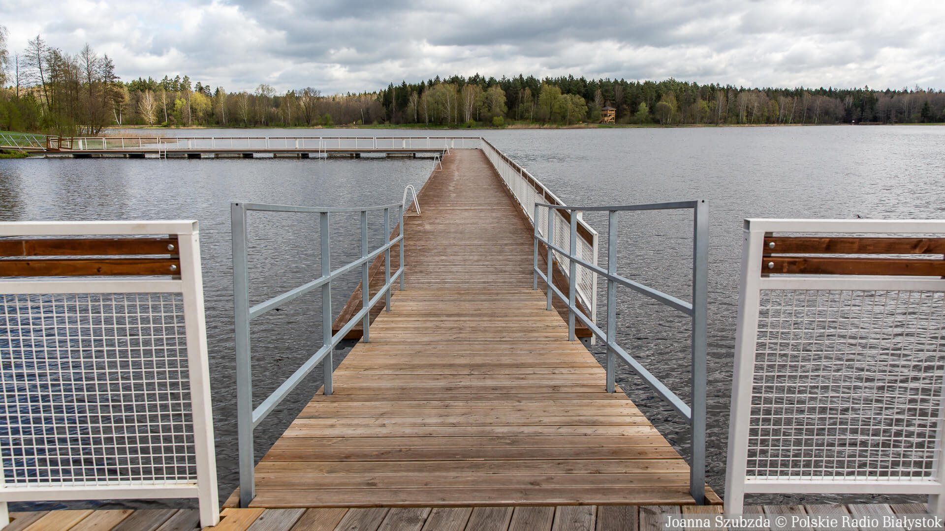 Zniszczone mostki nad Zalewem Czapielówka w Czarnej Białostockiej