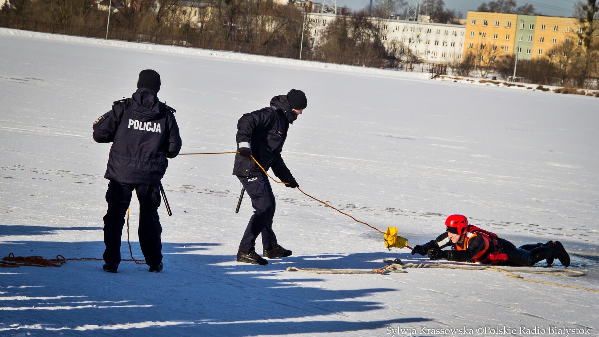 Nie ma bezpiecznego lodu – podlascy strażacy i policjanci ćwiczyli na białostockich Dojlidach