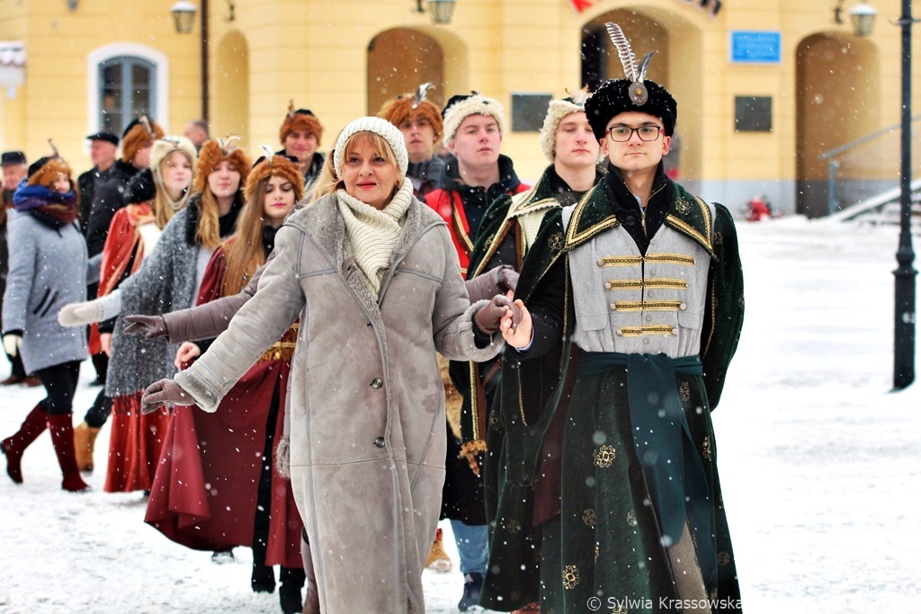 W centrum Białegostoku rozbrzmiał polonez - uczniowie spotkali się na miejskiej studniówce
